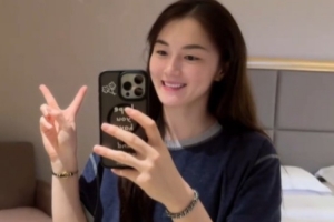 张曼曼晒照：幸福有时不说话 却在平淡中生根发芽