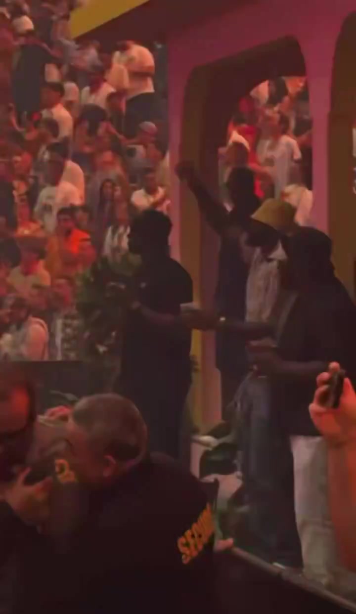 嗨皮中👀詹姆斯现身坏痞兔演唱会手持饮品激情热舞🕺