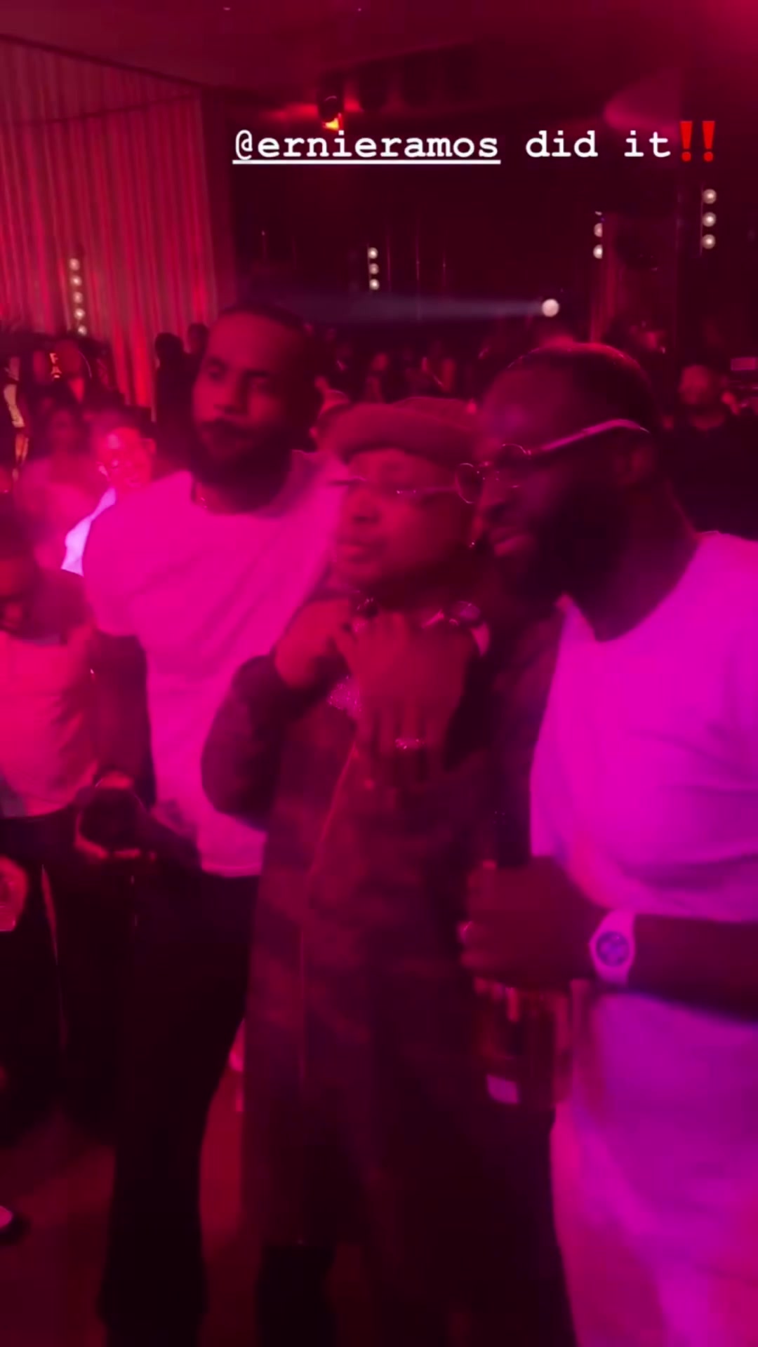 开云体育在线-心情大好！好友举行50岁生日派对 詹姆斯 追梦出席派对并载歌载舞