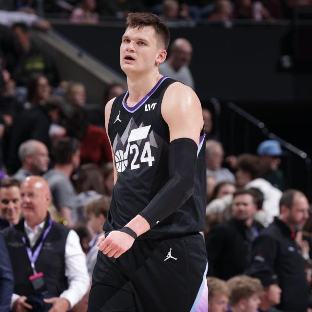 开云体育中国-摆烂新高度！最铁之人稳坐首发 吃饼中锋狂扔三分