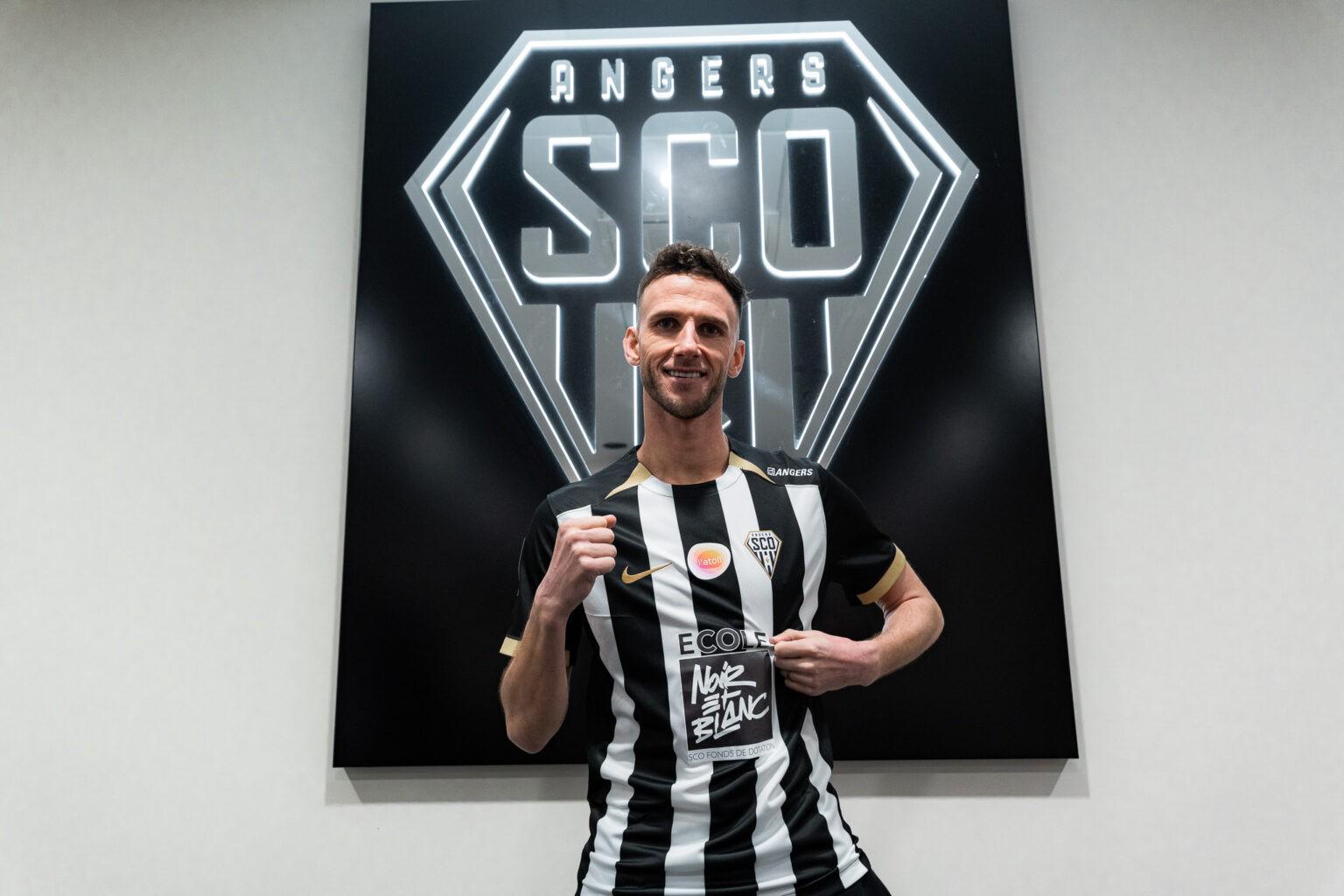 官方：昂热租借阿贾克斯中场范登博门至本赛季结束