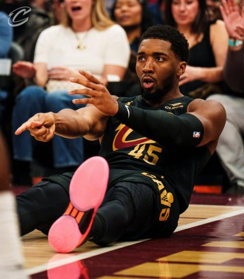 开云体育在线-榜眼单节17分带不动鲍尔15中1,米切尔24+6+8失误,骑士力克黄蜂