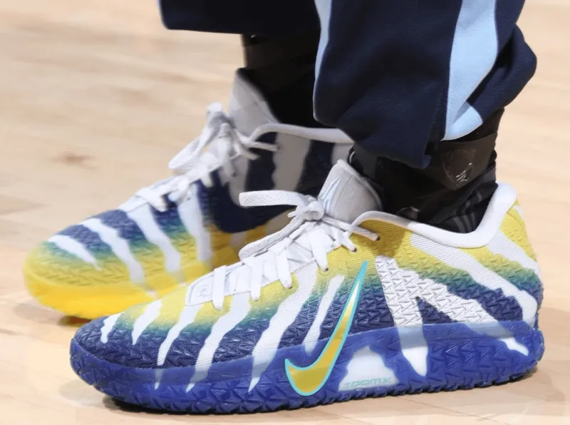 开云体育官网-莫兰特穿着莫瑞州立大学配色JA3,得到23分12助攻3盖帽