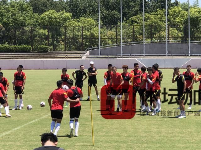 开云体育在线-国足恢复训练轻松愉快 输球组接受赢球组“拳头”