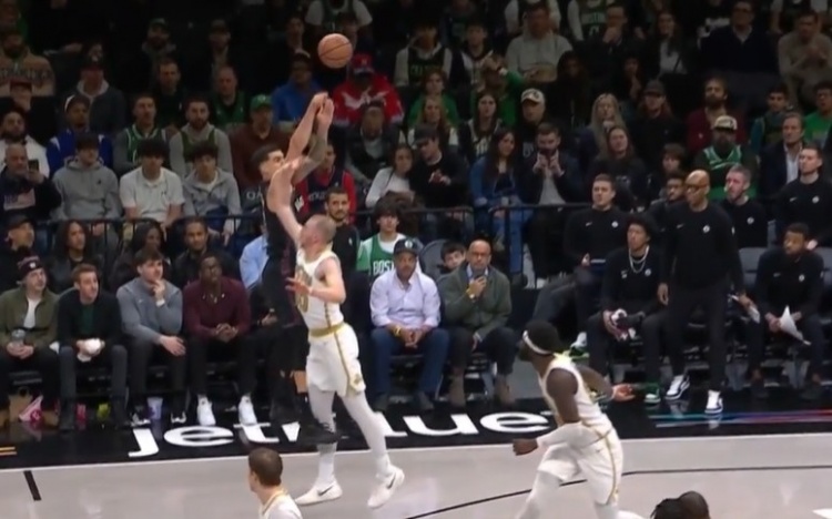 开云体育登录-这球没得争辩！小波特干拔三分踢腿绊倒豪泽被吹进攻犯规