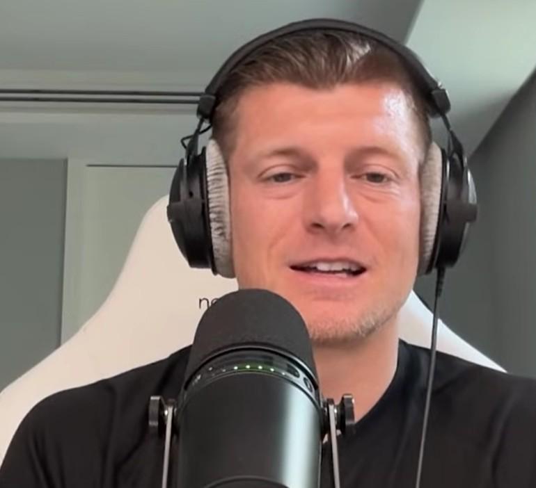 开云体育登录-克罗斯：施洛特贝克短板在决策；莱默尔是顶级边锋适配的边卫